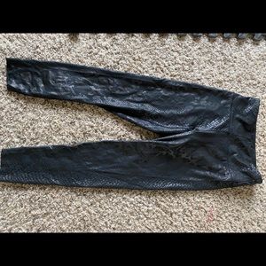 Python all black 7/8 length leggings